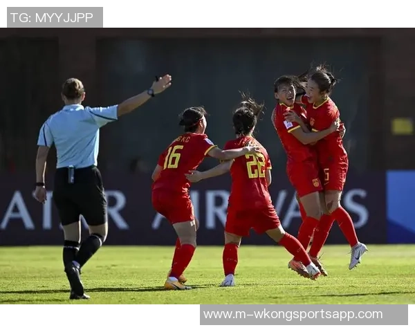 激情四溢的绿茵场上足球比赛的精彩瞬间与激烈对抗的生动描写