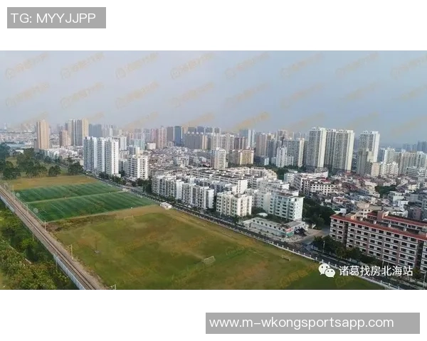 请将足球移开以便更好地进行其他活动和保持场地整洁